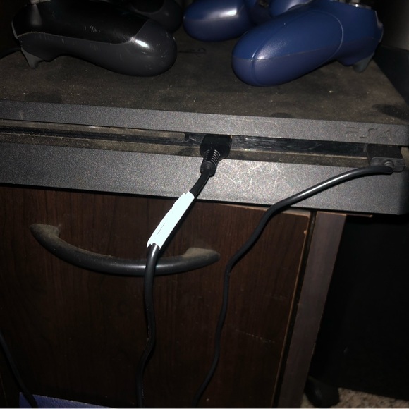 Ps4 good condition with two functional controllers - Picture 2 of 2